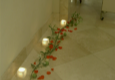 イベント装飾・通路にバラの花びらとキャンドルで。