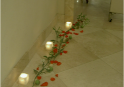 イベント装飾・通路にバラの花びらとキャンドルで。
